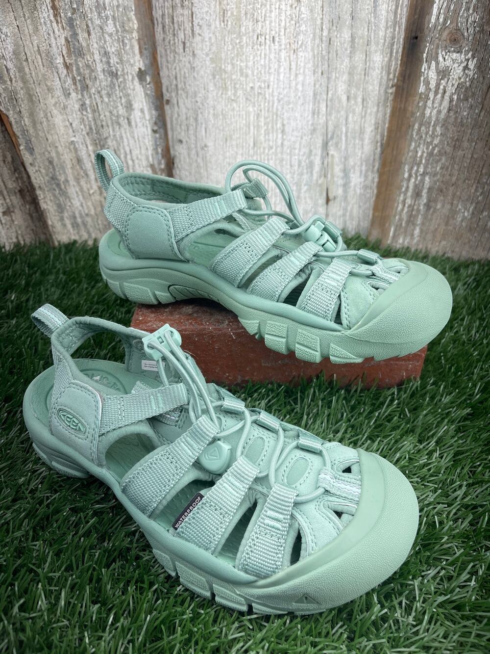 KEEN Women's Newport H2 Water Sandal Monochrome Granite Green Women's 5.5
